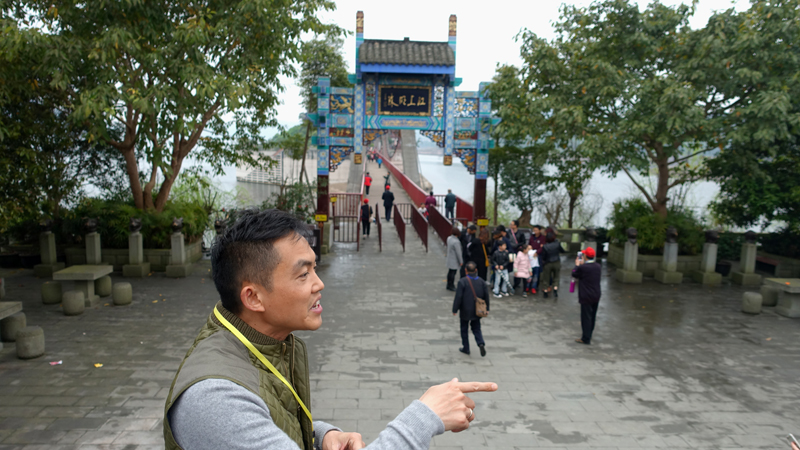 2017-04-03_143957 china-2017.jpg - Jangtse - Rote Pagode - Paul in seinem Element